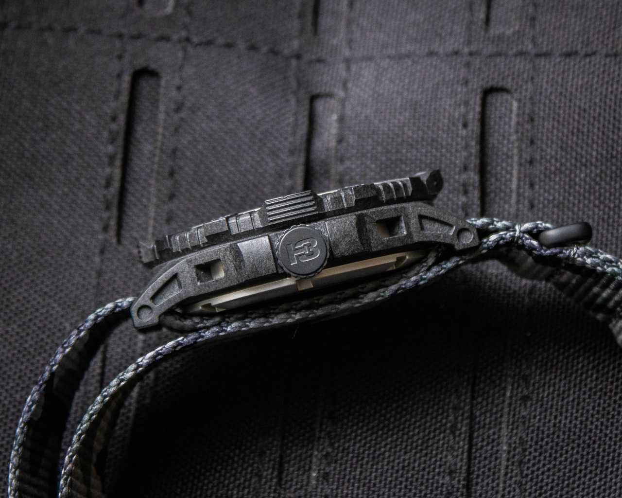 Швейцарские мужские тактические часы TRASER P99 A Tactical Carbon 110961